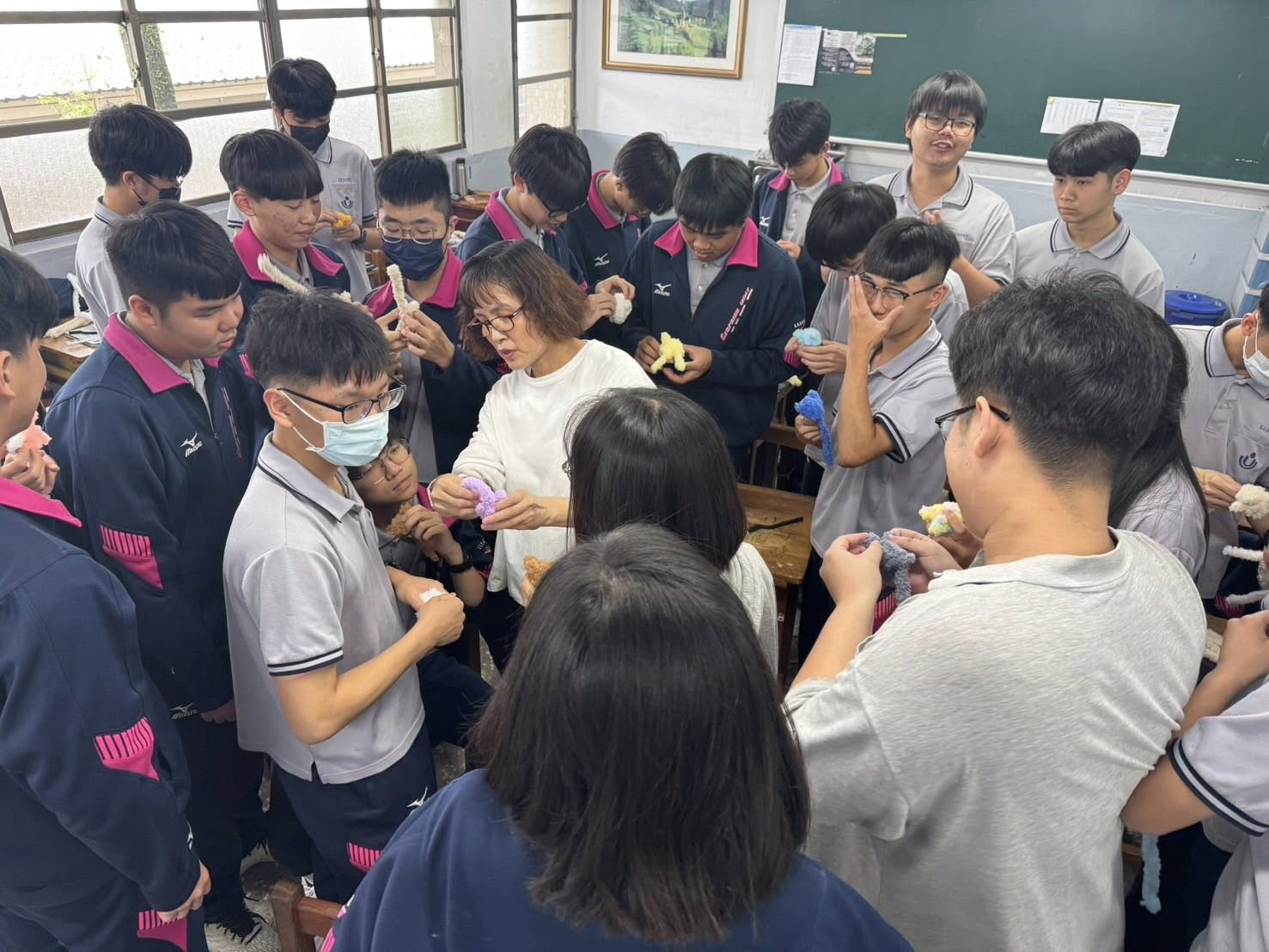 二信高中電機科統測後融入生命教育手作「扭扭棒狗狗」萌翻天 4 495683412 23986614360930516 8539568590985169034 n