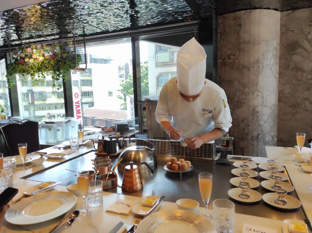 「墨賞新鐵板料理」古亭店開幕!穿越巴黎酒窖吃鐵板燒 A5和牛、活龍蝦奢華上演『舌尖歌劇』 1 IMG 20250429 120027 1