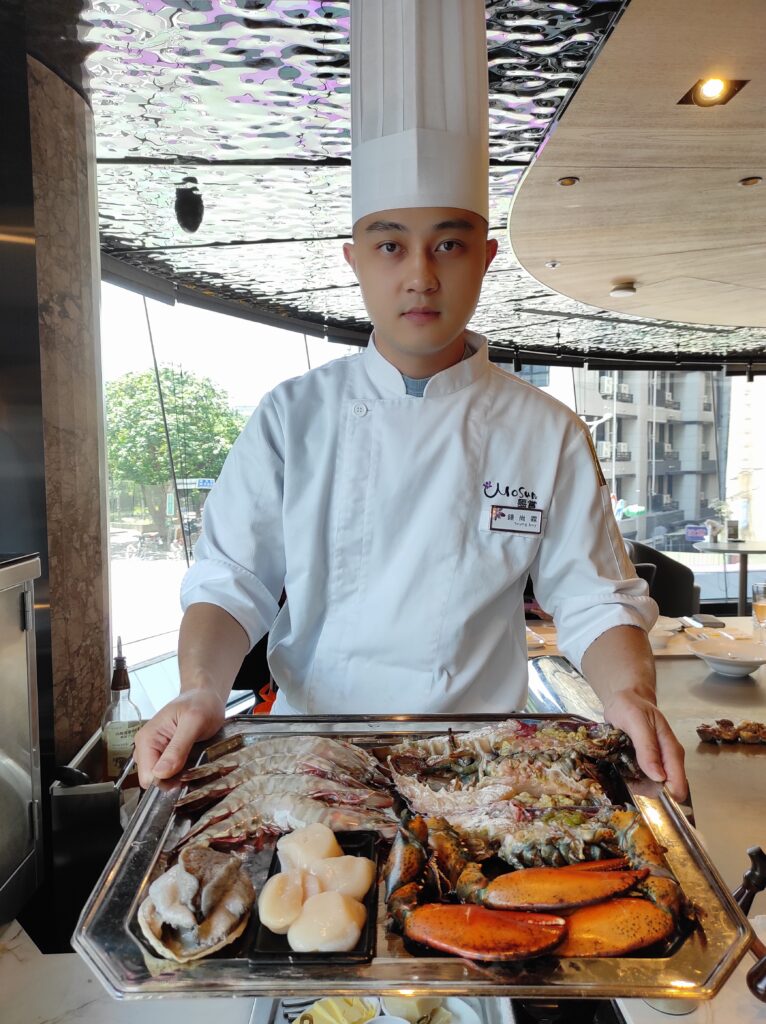 「墨賞新鐵板料理」古亭店開幕!穿越巴黎酒窖吃鐵板燒 A5和牛、活龍蝦奢華上演『舌尖歌劇』 3 IMG 20250429 122224