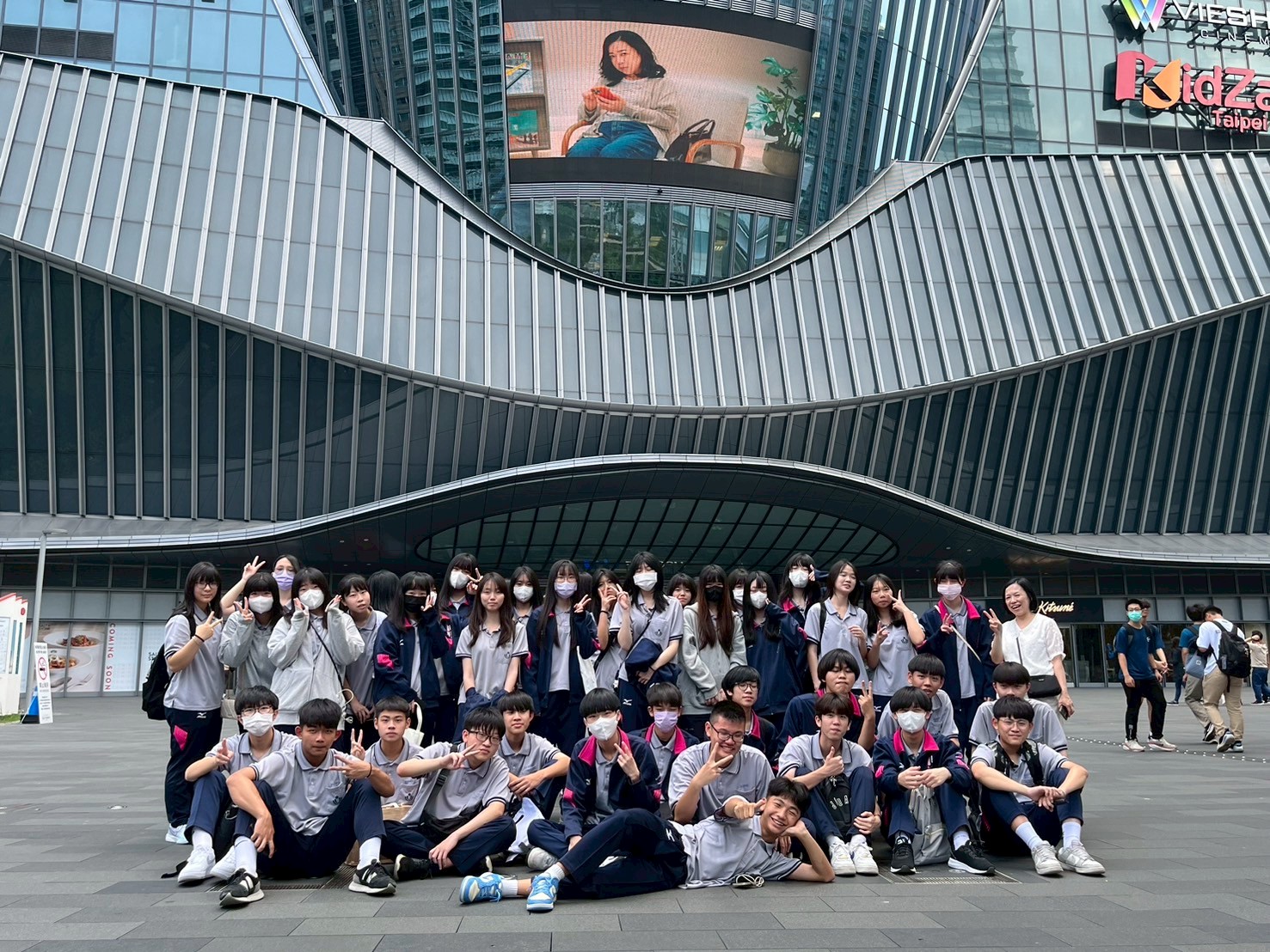 LINE ALBUM 1140516 二信商科校教： 南港LaLa Port新型商務經營模式大探索 250519 1