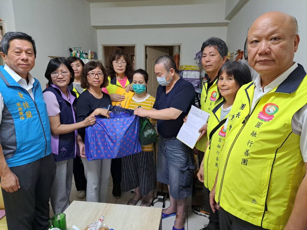三重社福中心主任羅惠玲（左2）和社會局副局長許秀能（左3）致贈實物銀行民生物資給案家 右1為圓融行善團團長許誥