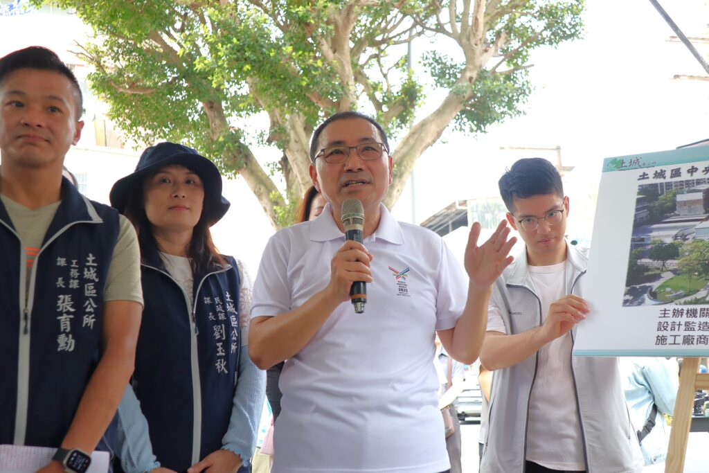 侯友宜市長左三視察土城區中央路1、2段人行道改善計畫完工成果，強調人本交通為市政建設的基礎
