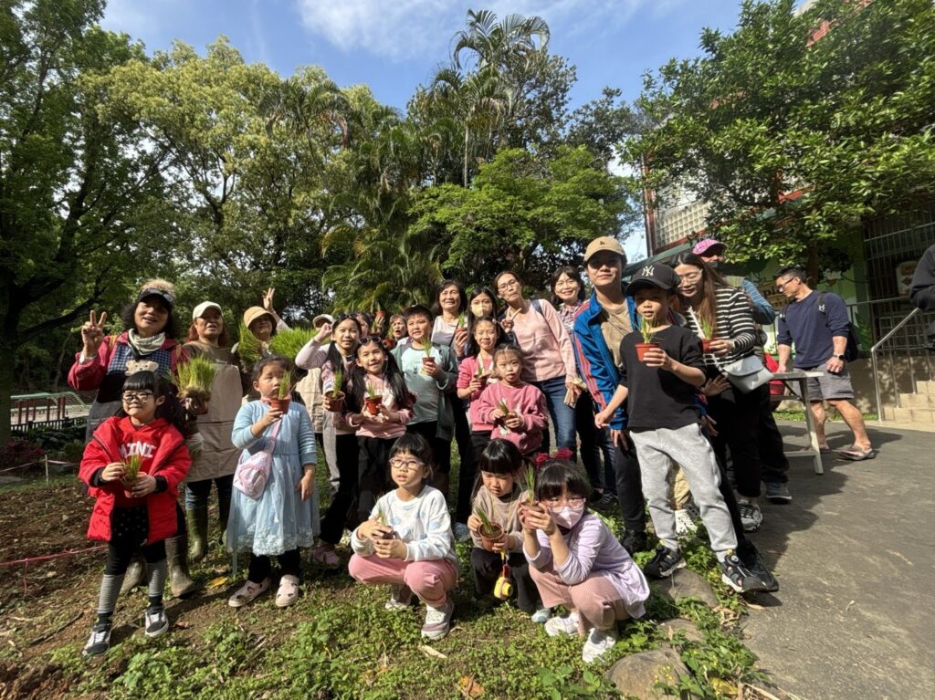 傳統學堂「探索部落的綠色秘密：親子稻苗種植體驗」，小朋友們收穫滿滿。 新北市政府原民局提供