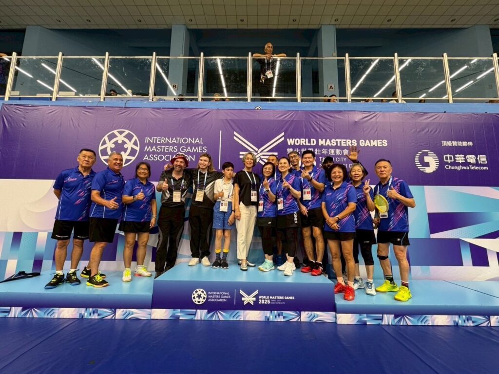 前加拿大奧運滑雪選手盧仙泳AlexaLoo，左7與加拿大羽球選手合影