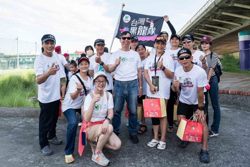 劃破視界・奮力前行 台灣公益聯盟視障勇士挑戰2025臺北國際龍舟錦標賽 再度揚槳 勇奪冠軍 1 創辦人鄭龍水博士與全體教練