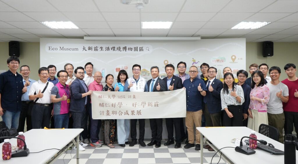 劉和然副市長（中間白色外套者）參加「輔仁好學．好ㄏㄠˋ學新莊」計畫成果展開展活動。（新北市地政局提供）