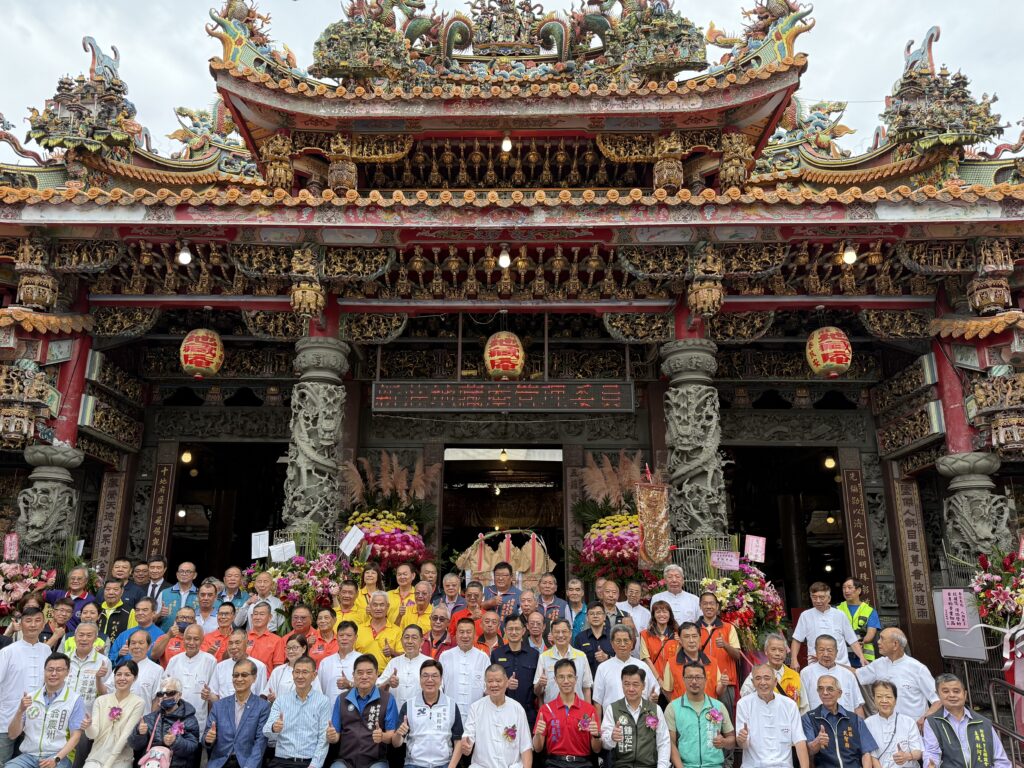 劉和然及出席貴賓在參拜後於廟前廣場合影留念