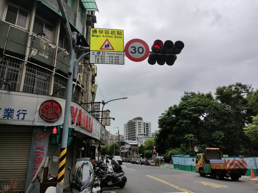北大國小國光街增設通學區標誌提醒駕駛人減速慢行