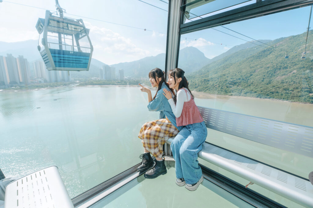 圖源昂坪360▲全景纜車視野開闊，絕美景色盡收眼底。