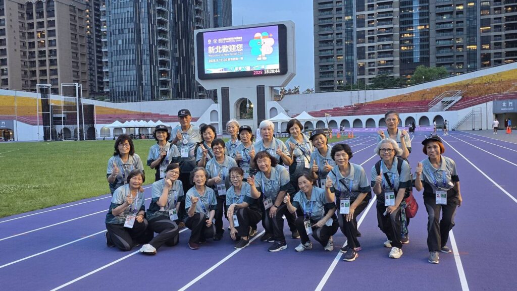 天元慈善功德會志工隊在板橋運動場為帕拉選手一對一服務