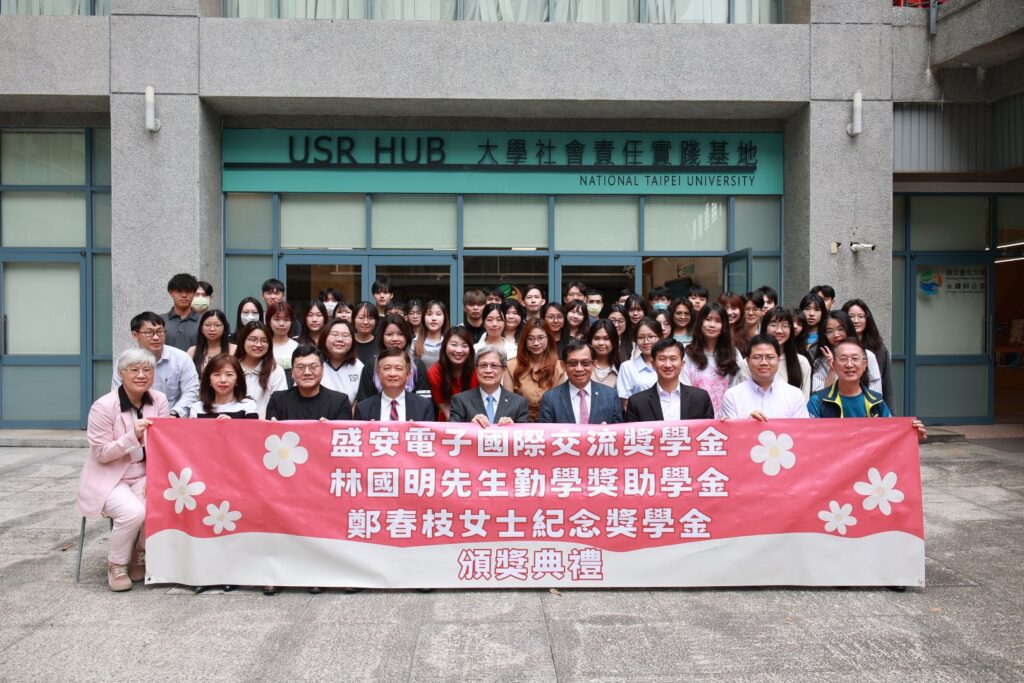 得獎同學與林錫埼第一排右四及師長合影留念