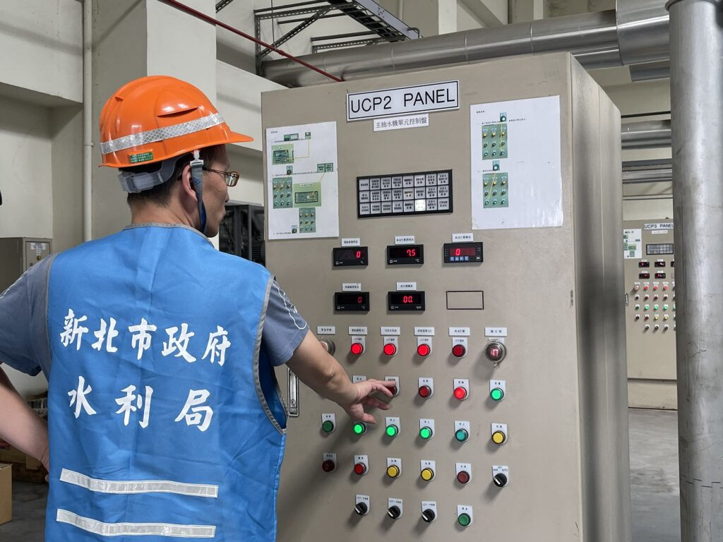 抽水站人員進行抽水機設備操作