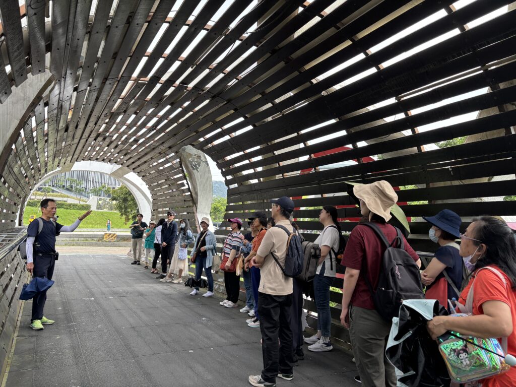 文史老師帶領民眾走讀三鶯龍窯橋，認識鶯歌陶瓷文化