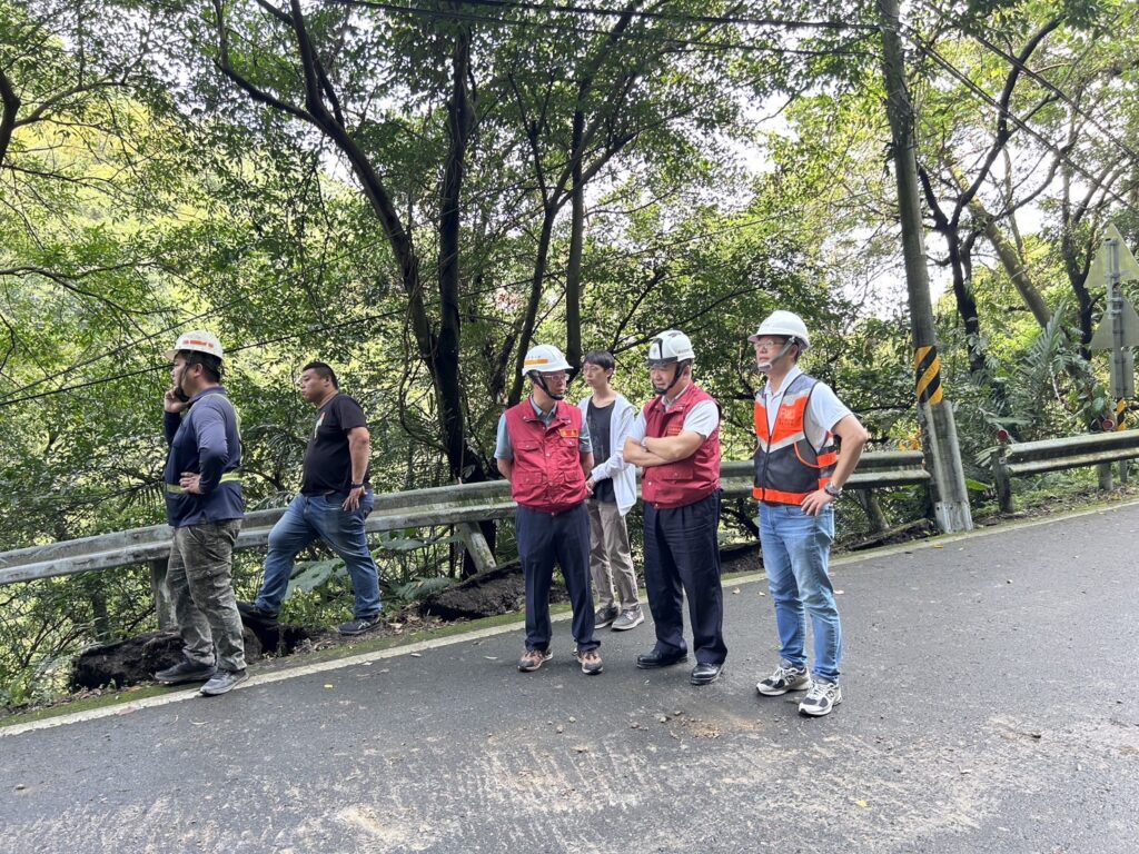 新北市政府工務局長馮兆麟右二立刻到現場勘查，率領團隊進行搶修