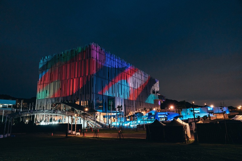 新北市美術館化身城市舞台，世壯運閉幕典禮以建築光雕投影結合表演節目，打造視覺盛宴