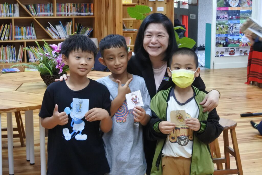 曹翠英館長與久美國小學童合影