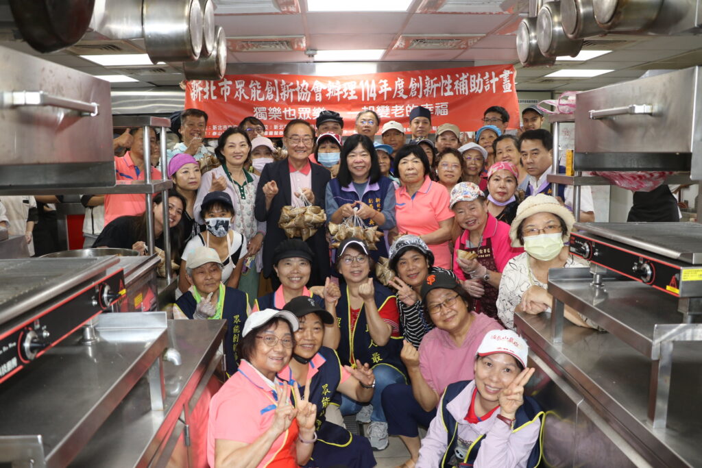 眾能創新協會和黎明師生一起合包肉粽送給泰山地區的弱勢