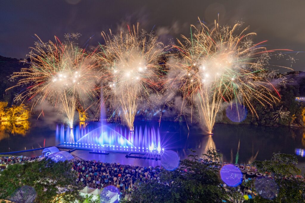 碧潭夜空中煙火綻放，與水舞聲光交織出端午最浪漫的畫面