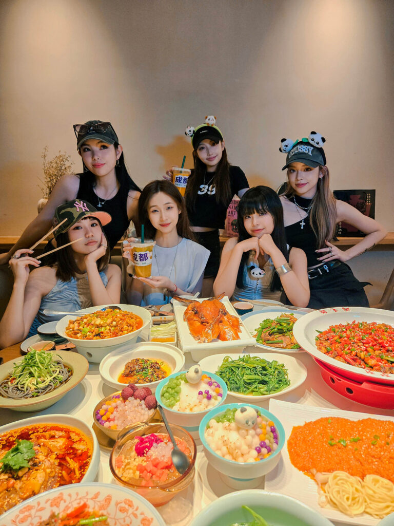 美食（左至右後排：Vikky韋喬薺、栩栩、粼粼）（左至右前排：品妡、熙妍、丞妘）