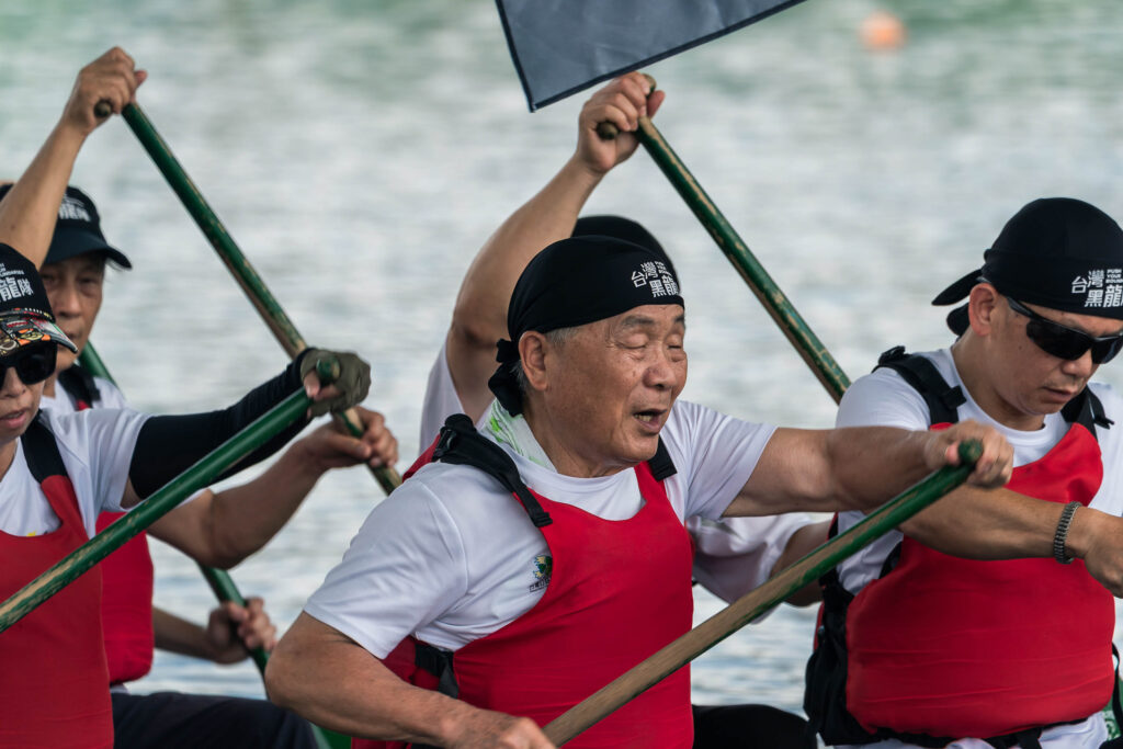 劃破視界・奮力前行 台灣公益聯盟視障勇士挑戰2025臺北國際龍舟錦標賽 再度揚槳 勇奪冠軍 3 視障選手們奮力前行 2