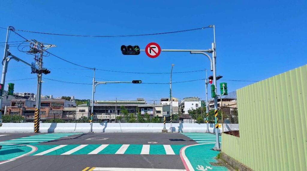 鶯歌龍七路禁止右轉鳳一路標誌