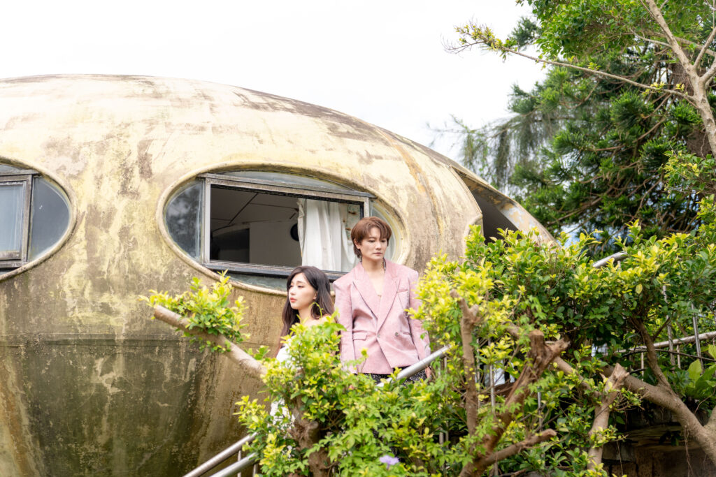 阿沁 × 夏娜 全新單曲《見你一面》MV 以電影規格打造,拍攝幕後趣事大公開! 1 圖:阿沁與夏娜,為新歌拍攝MV,赴三芝飛碟屋出外景。(照片提供:九日影業)