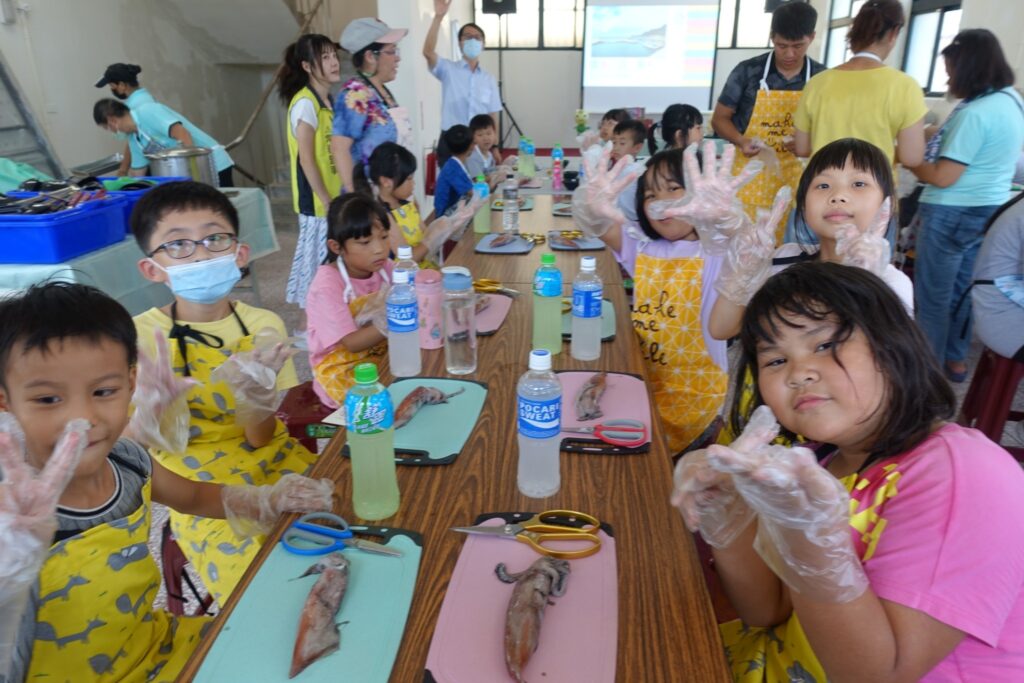 「海線」遊程透過有趣的食魚教育深入了解當季盛產的在地海產