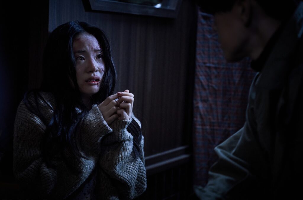 《聖母殺手》台灣獨家預告釋出 申始雅繼《魔女2》後化身女殺神 動作升級火力全開、爽度爆表 2 圖:申始雅在《聖母殺手》中飾演年輕時期的爪角,受金武烈帶領,開發殺手潛能(鴻聯國際提供)