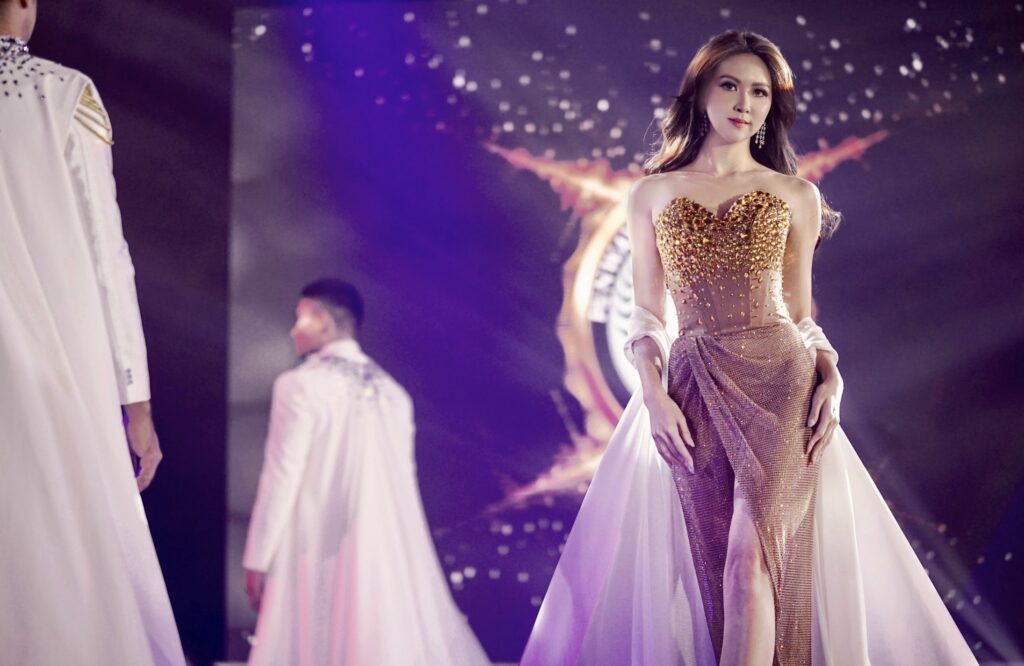 台灣選手鄭婷怡榮獲 Runway Model Universe 世界第三名,展現永續時尚創意 1 照片參考: 決賽領獎照片