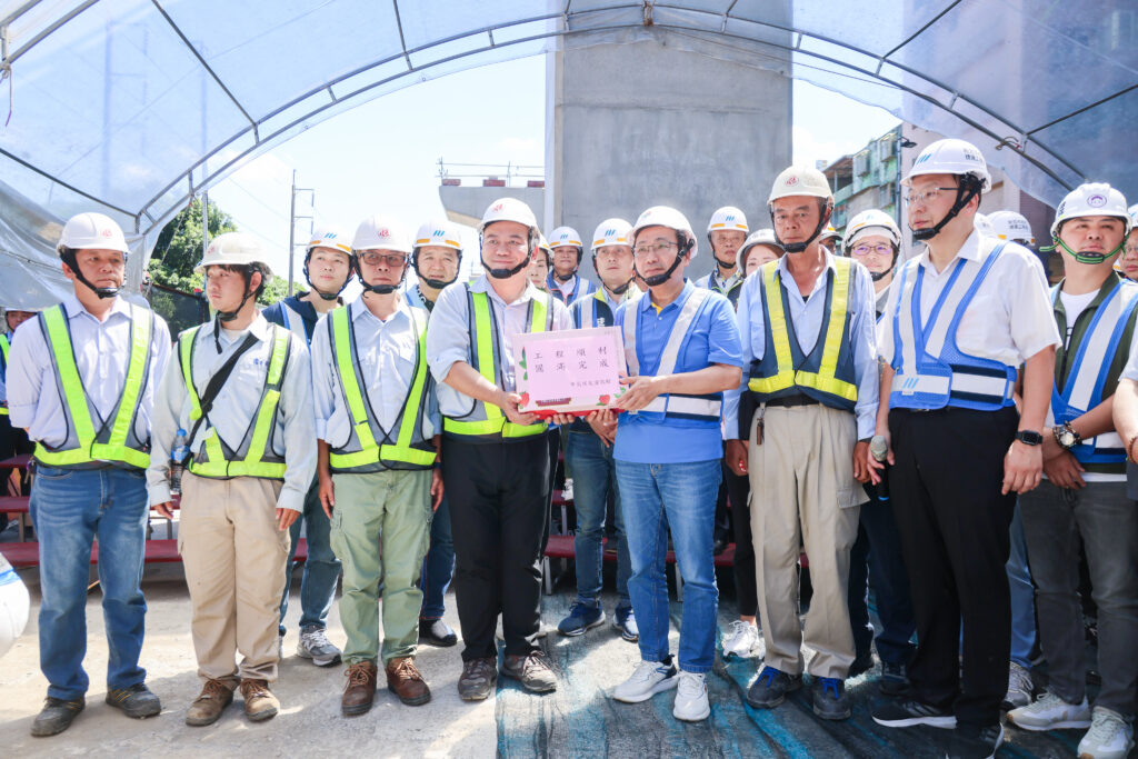 侯友宜表示，土城樹林線全長13.3公里，共設2座地下車站及11座高架車站，目前計畫進度達39.69