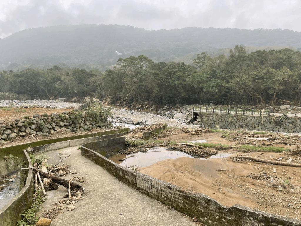 八連溪沿線護岸受到強大雨勢導致護岸損壞十分嚴重