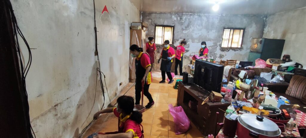 公會幹部進行屋內牆壁披土粉刷