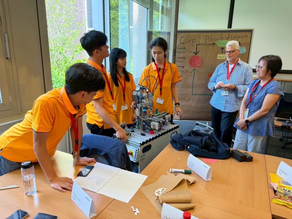 學生於西門子教學中心參與「西門子機電整合系統認證課程Siemens Mechatronic Systems Certification Program（SMSCP）」