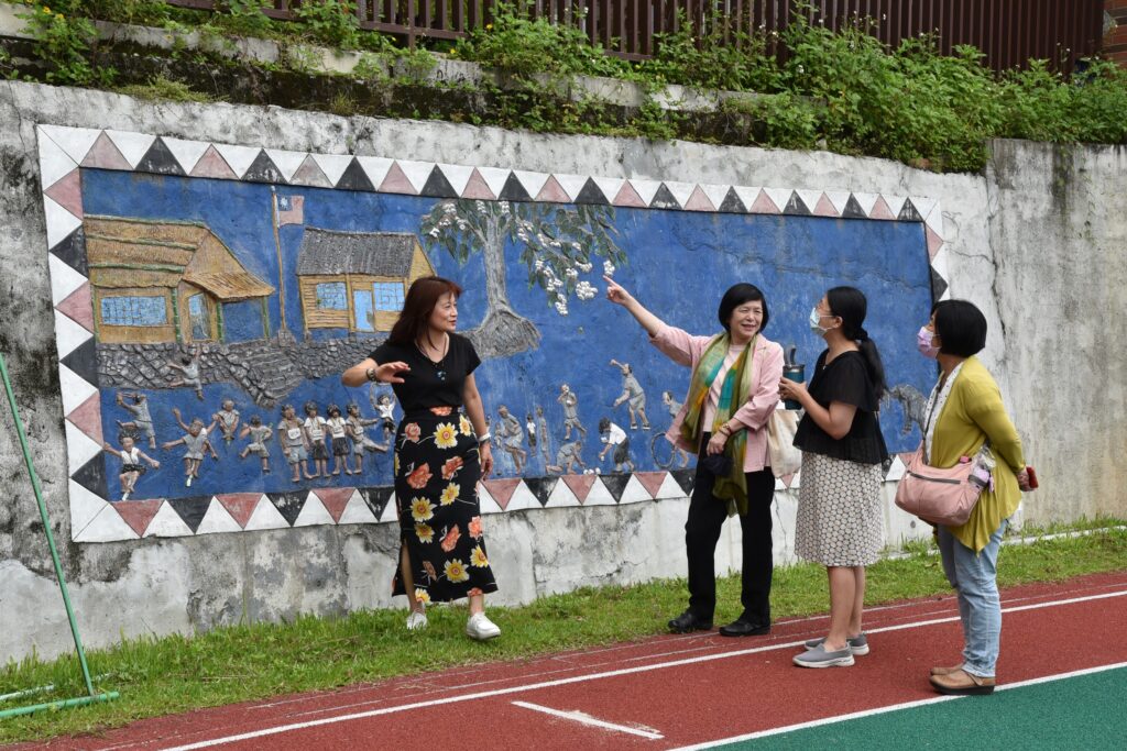 希娜巴嵐國小梁雅惠校長介紹校園布農族壁畫