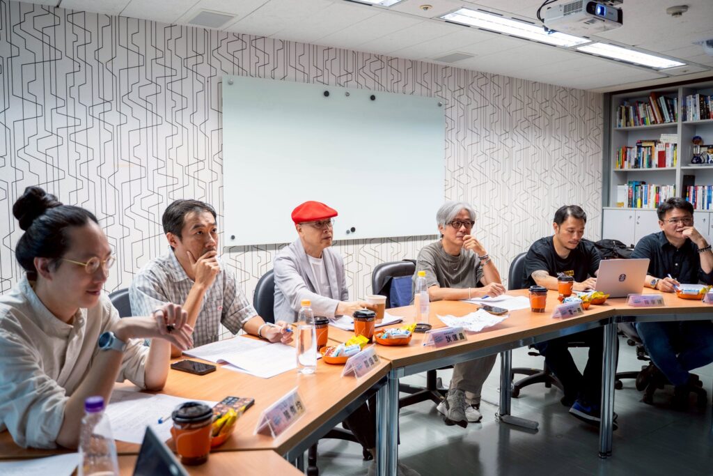 廣告公司評審仔細聆聽參賽同學創意提案