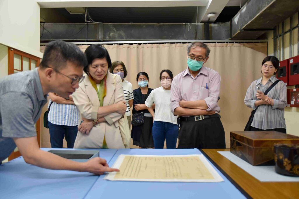 文獻館人員展示並解說《新港文書》