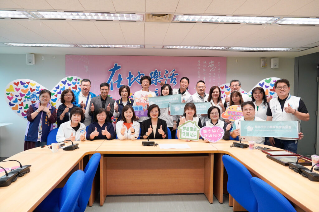 新北市中小學家長會長協會捐贈35萬元支持小衛星，協會幹部及成員齊聚於捐贈儀式