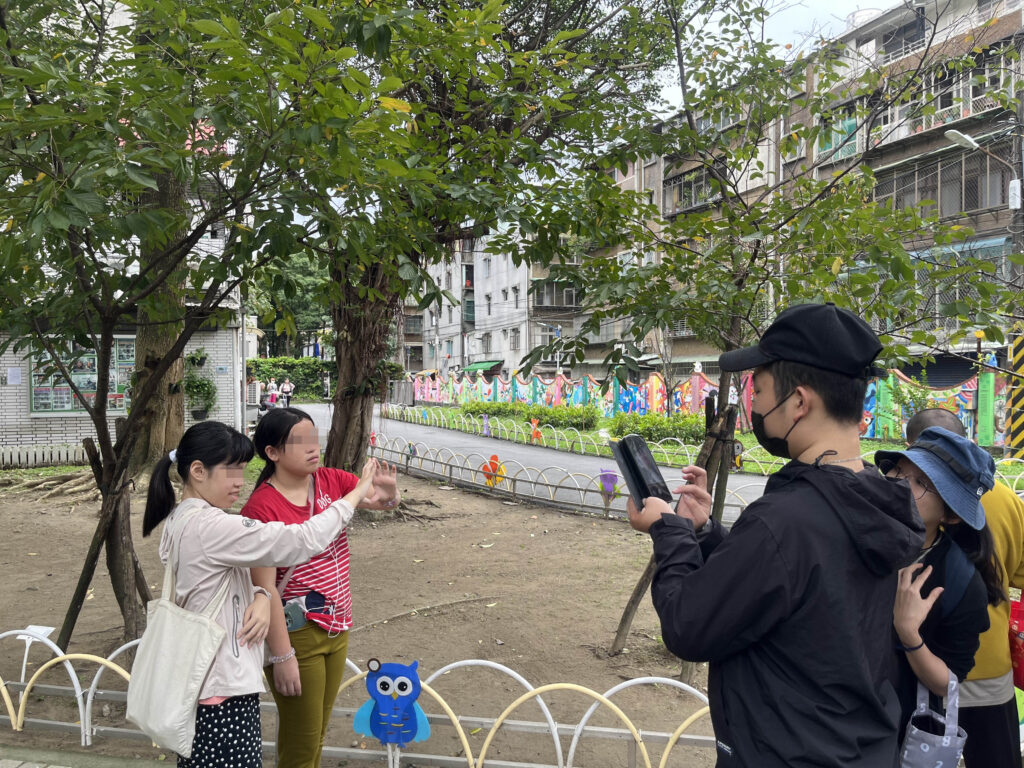 新北市樂圓服務中心社工帶領身障學員學習用手機拍攝和攝影