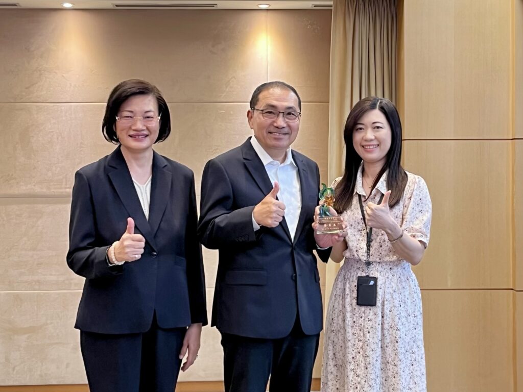 新北市獲中央社福考核優等，社會局長李美珍左1於市政會議中代表獻獎