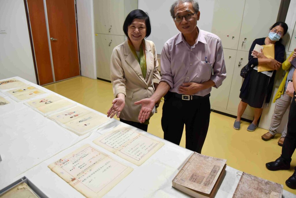曹館長與黃館長於《臺灣總督府圖書館規則》發布令原件合影