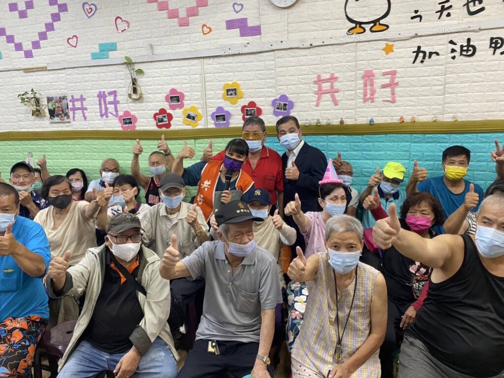 林正雄代表捐贈三十箱成人紙尿褲及加菜金給長期服務蘆洲在地獨居長者的『新北市共好慈善協會』
