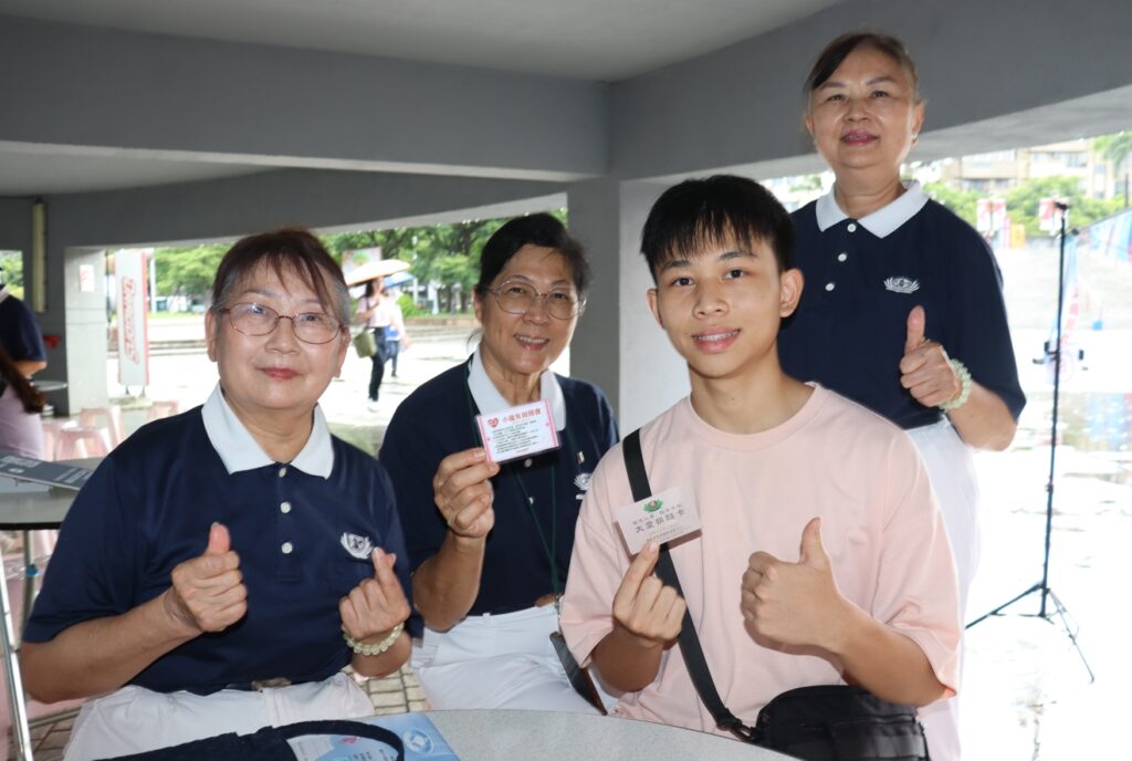 甫畢業於南港高中的柯同學，給自己18歲最熱血的成年禮，就是主動加入造血幹細胞驗血建檔行列，他說：「年輕人就該有力出力」