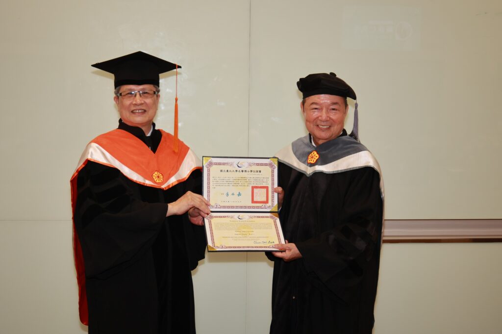 臺北大學校長李承嘉左頒贈玉山金控創辦人黃永仁右學位證書