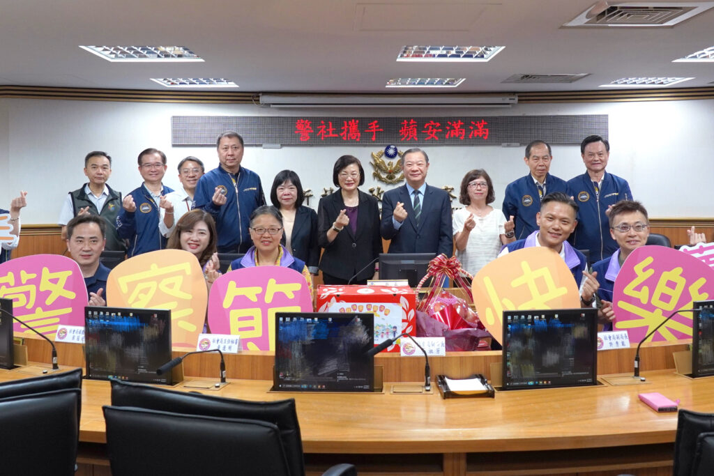 警社攜手守護市民，新北社會局長李美珍後排中於警察節前夕率局內幹部前往市警局向警察同仁表示感謝
