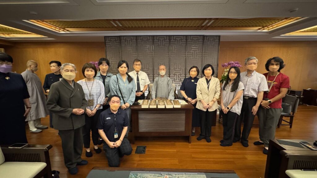 修復團隊曹翠英館長（右4）、曾添福顧問（右2）、吳英美師姐（右5）與慈濟證嚴