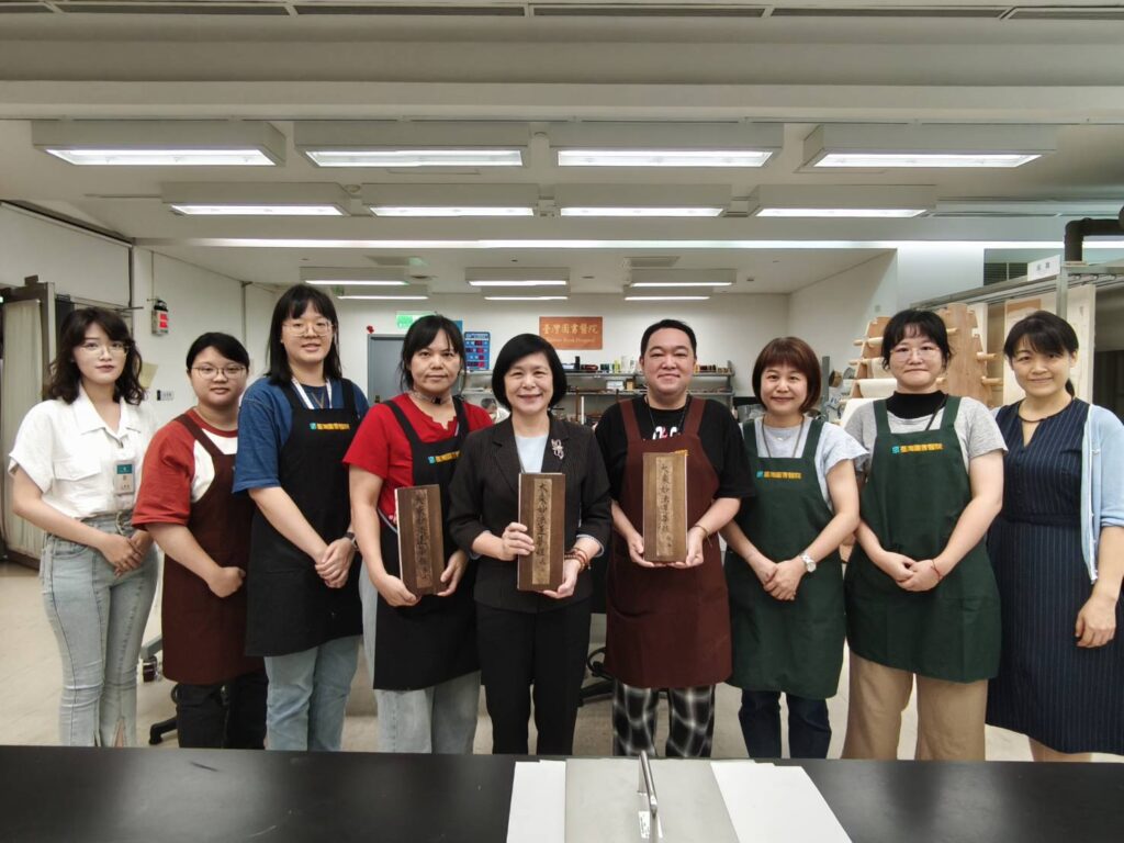 曹翠英館長（中）與修復團隊合影