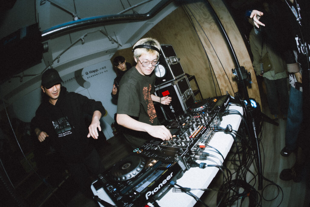 《新新常》活動融合在地街區氛圍及LIVEHOUSE表演形式，營造「零距離、沉浸式」的音樂體驗。