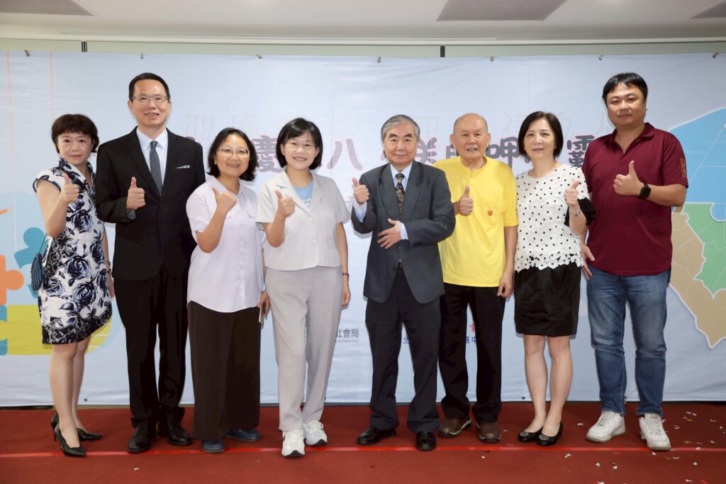 「信義老人服務暨日照中心」舉辦歡慶28週年，長官與社區民眾一同共襄盛舉。圖紅心字會 提供