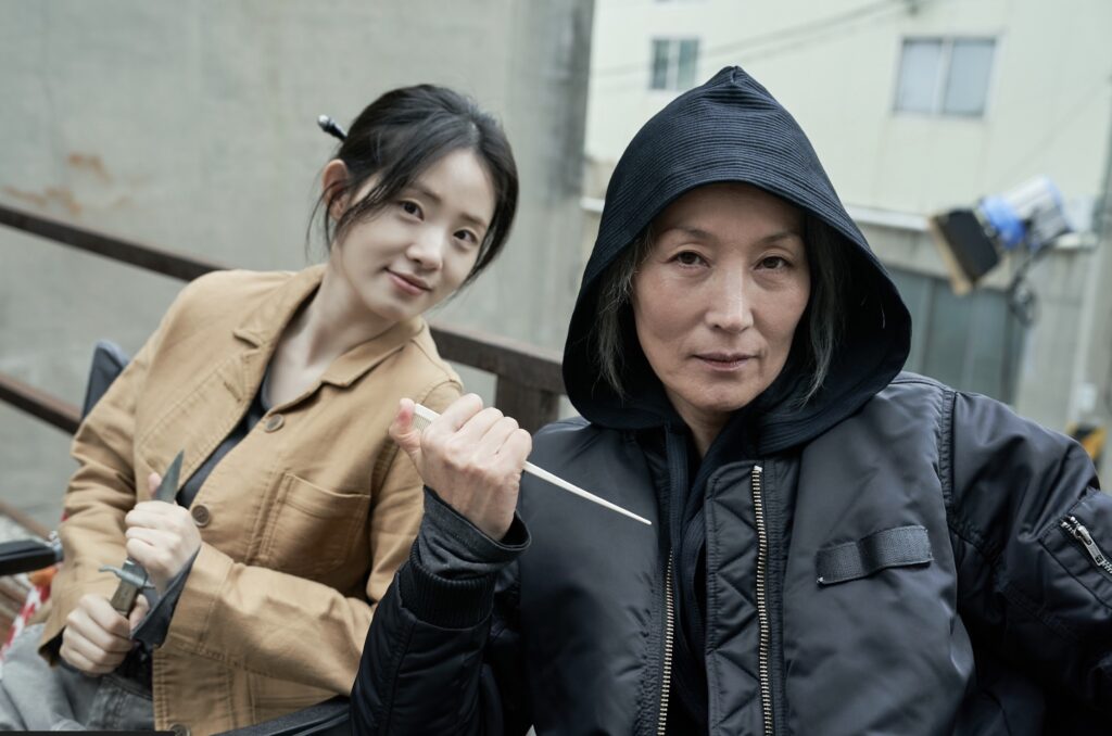 暑假必看強檔《聖母殺手》一刀未剪 挑戰韓國限制級動作新巔峰 5 申始雅與李慧英分別飾演殺手「爪角」的年輕時期與老年(鴻聯國際提供)