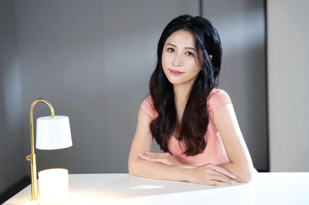 50歲美魔女甜唱出道 插畫界林志玲珞棋登場犯規指數爆表 1 下午6.15 2025 7 7的影像